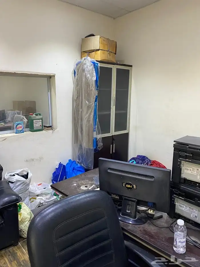 مكاتب موظفين وكنب ودواليب ملفات نظيفه للبيع المستعجل 5