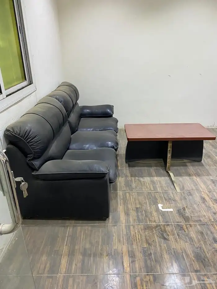 مكاتب موظفين وكنب ودواليب ملفات نظيفه للبيع المستعجل 1