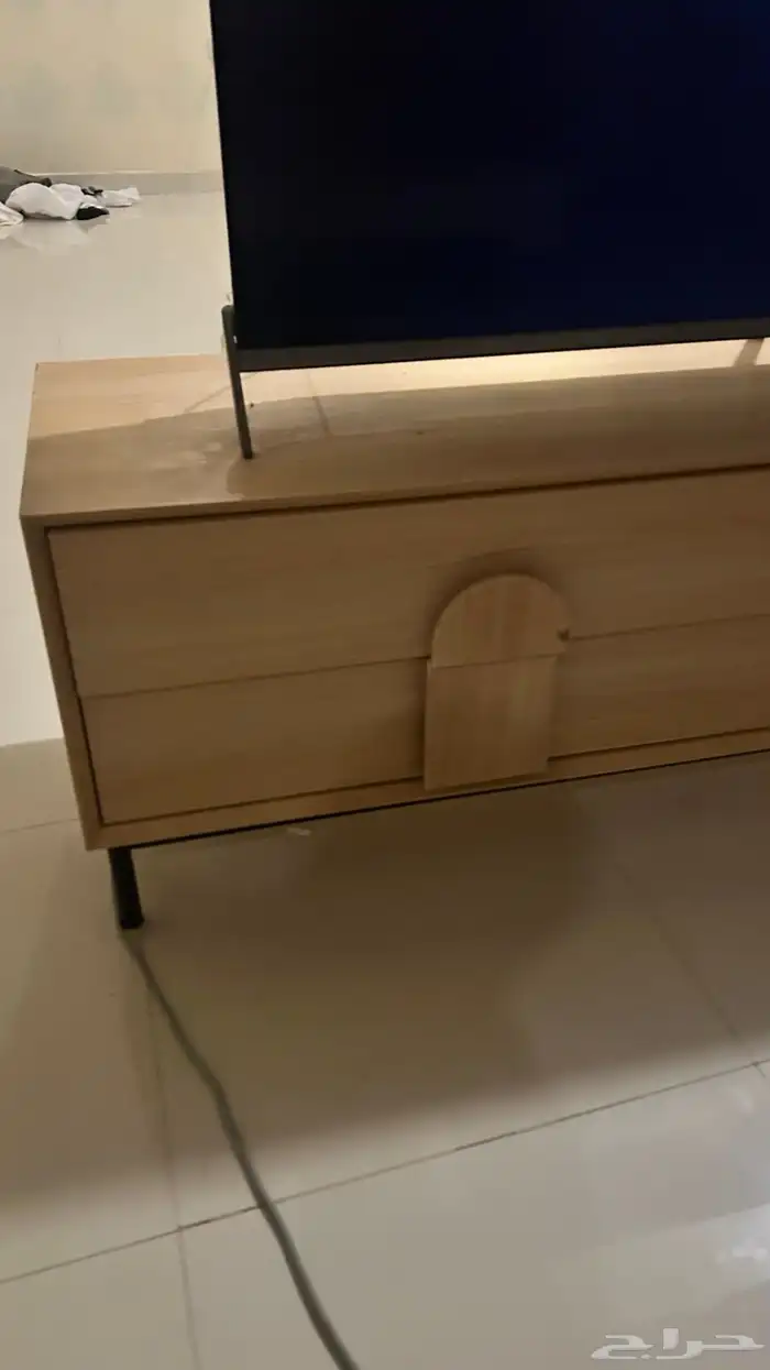 شاشة 65 بوصة 4K TCL (تي سي ال) للبيع مع طاولة الشاشة 1