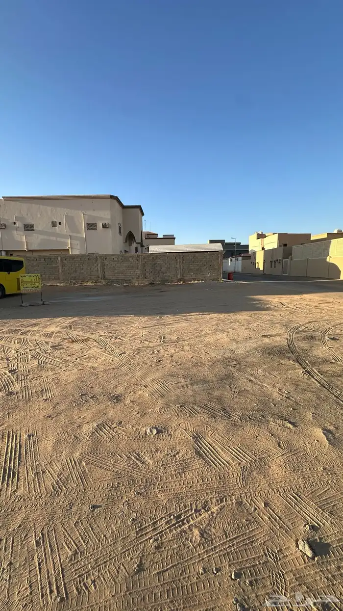 ارض تجارية بحي الشقة على ثلاث شوارع مساحة ( 828 متر ) 5