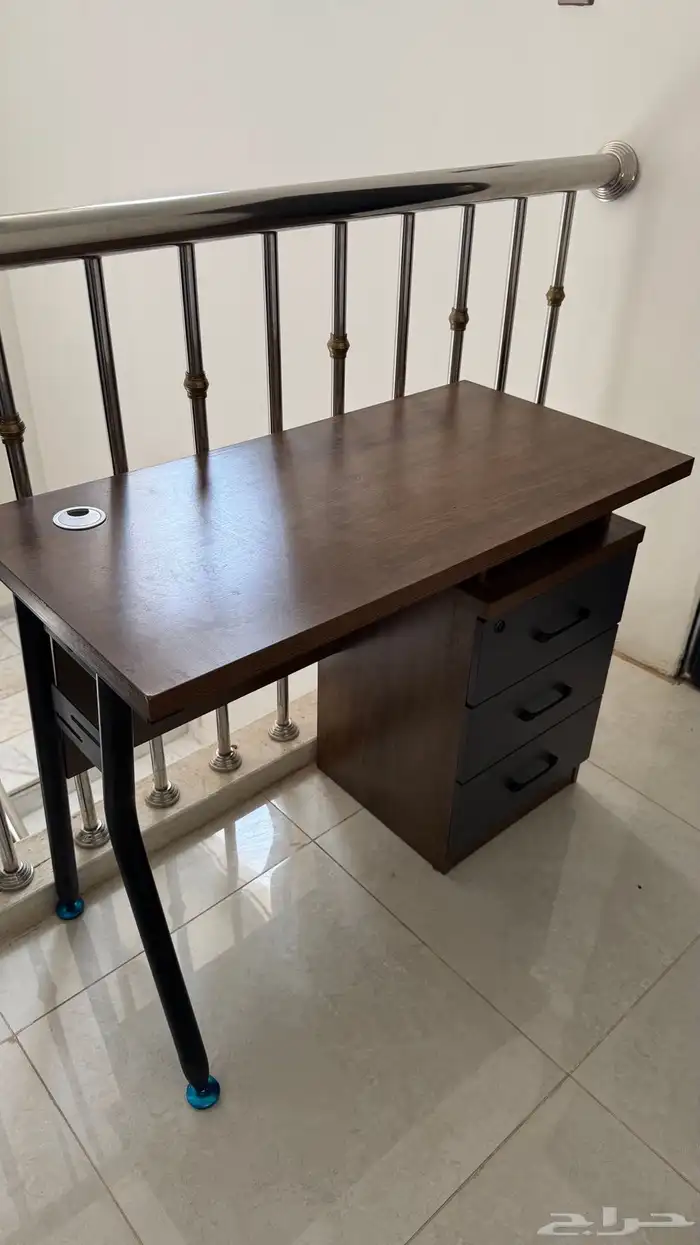 طاولة مكتب خشبي للبيع 1