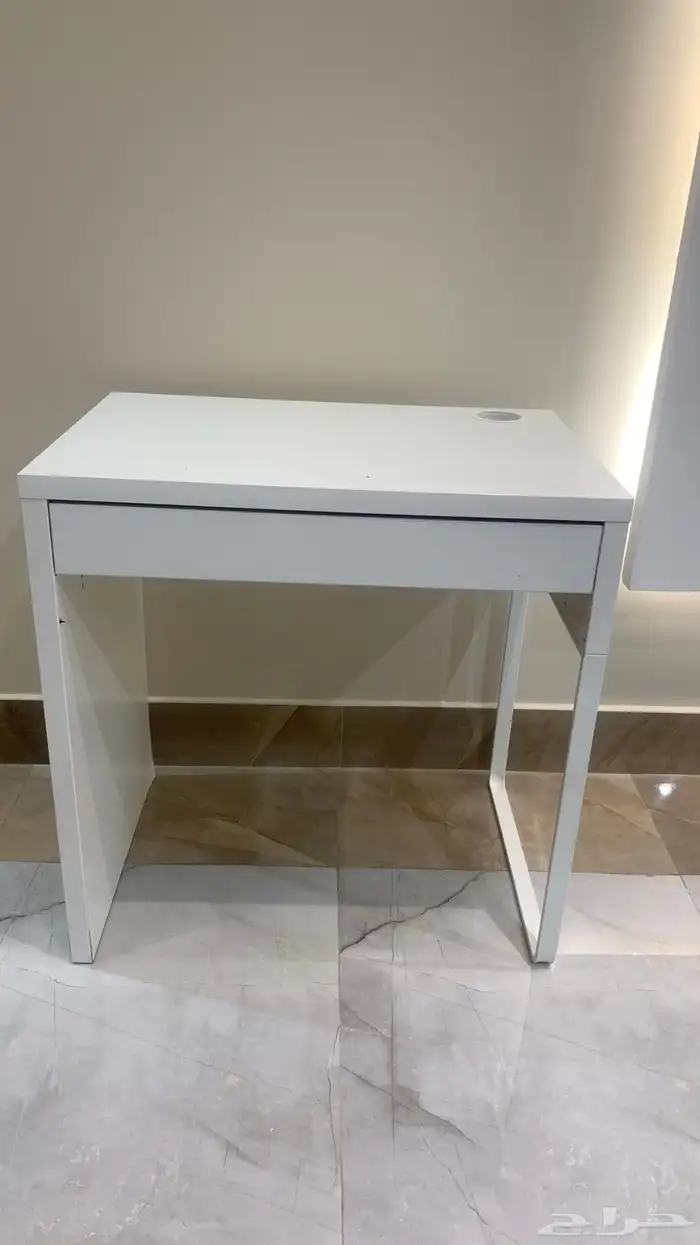 مكتبه صغير مع مكان خاص لوضع الاسلاك ويوجد درج 1