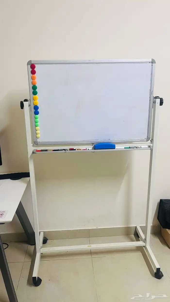 مكتب وسبوره قلم متحركة بملحقاتهم بحالة الجديد 1