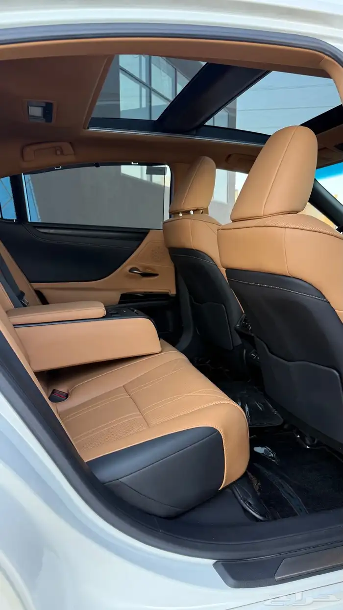 للبيع لكزس 2023 ES 250 فل كامل 40