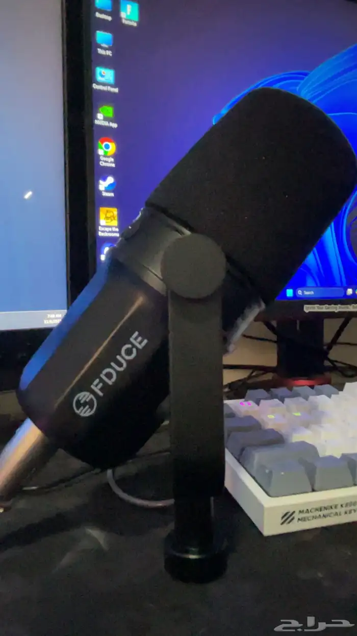 للبيع شاشتين و كرسي و مايك ومكسر وسماعه وماوس وكيبورد 4