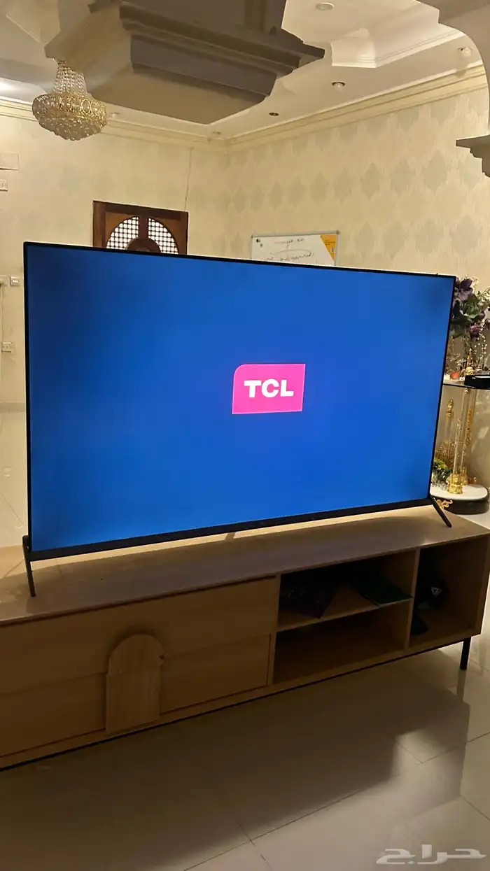 شاشة 65 بوصة 4K TCL (تي سي ال) للبيع مع طاولة الشاشة 0
