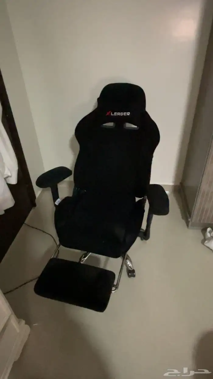 للبيع شاشتين و كرسي و مايك ومكسر وسماعه وماوس وكيبورد 7