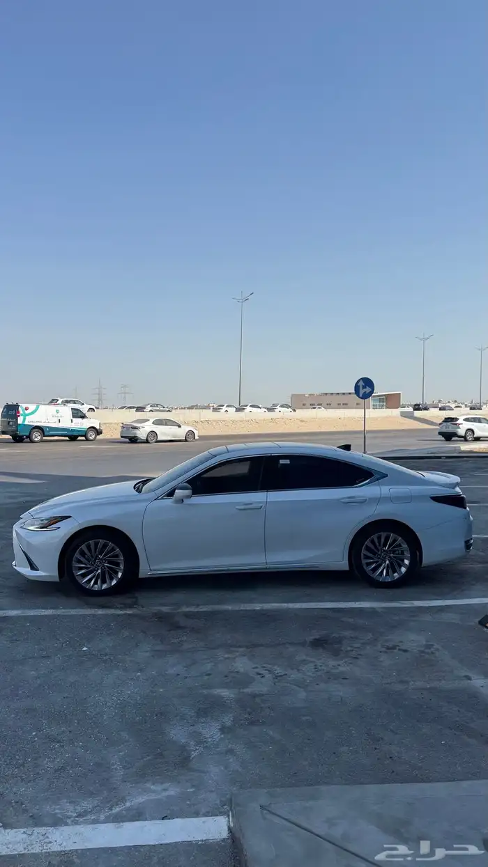 للبيع لكزس 2023 ES 250 فل كامل 3