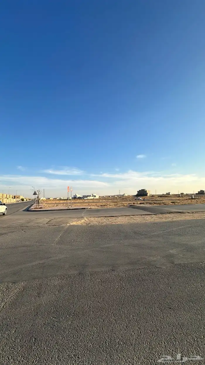 ارض تجارية بحي الشقة على ثلاث شوارع مساحة ( 828 متر ) 4