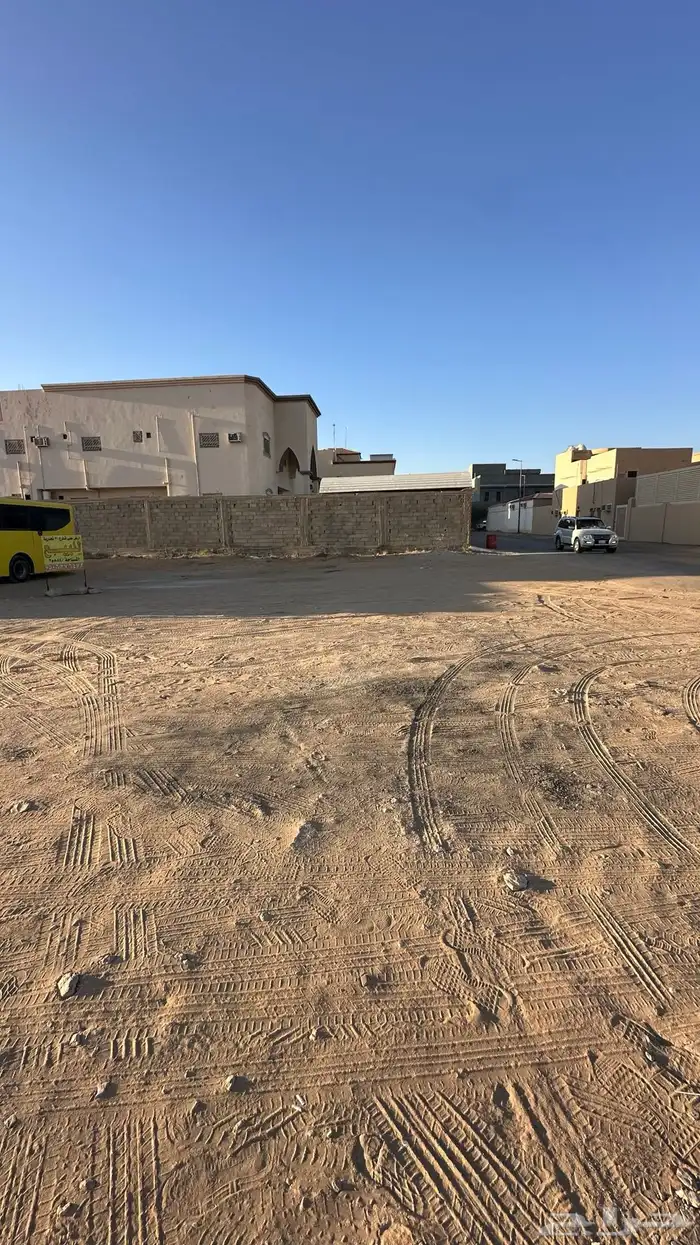 ارض تجارية بحي الشقة على ثلاث شوارع مساحة ( 828 متر ) 1