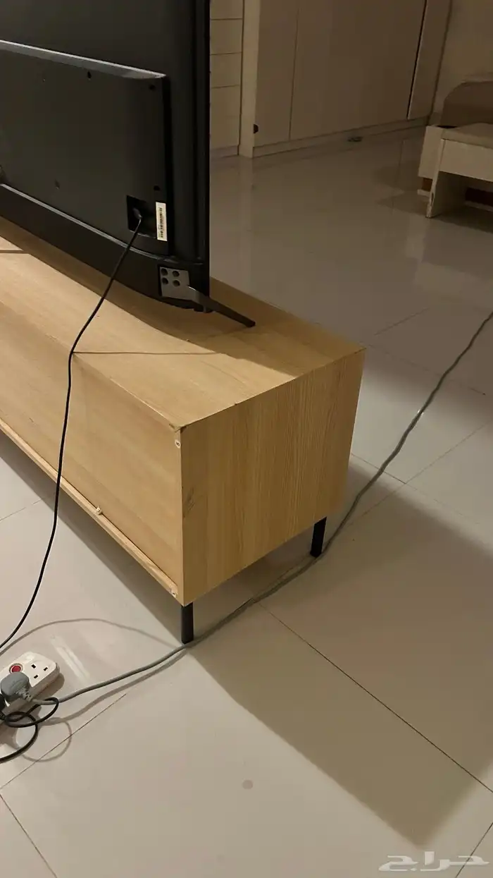 شاشة 65 بوصة 4K TCL (تي سي ال) للبيع مع طاولة الشاشة 2