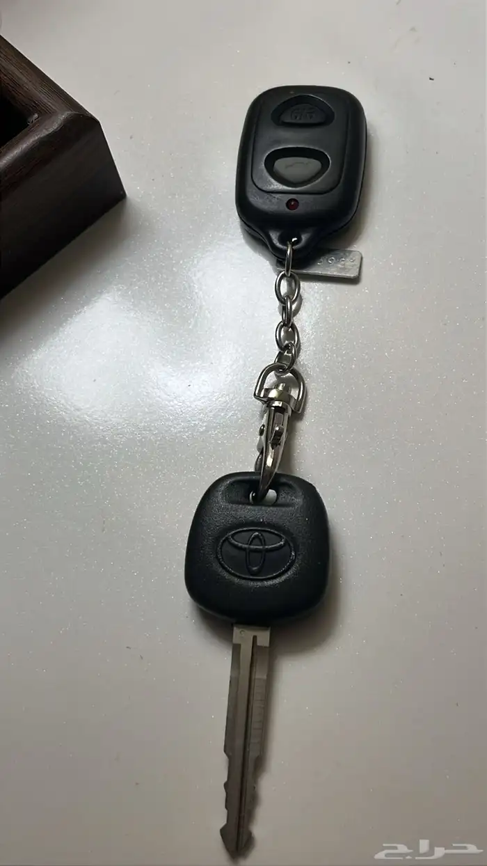 مفتاح مع ريموت تويوتا يارس جديد مع الميدالية 0