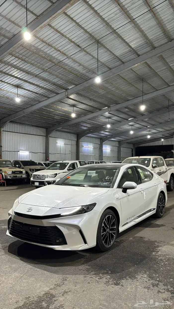 تويوتا كامري 2025 هايبرد فئة LE بانوراما سعودي ابيض لولوي 2