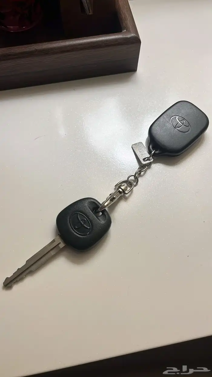 مفتاح مع ريموت تويوتا يارس جديد مع الميدالية 2