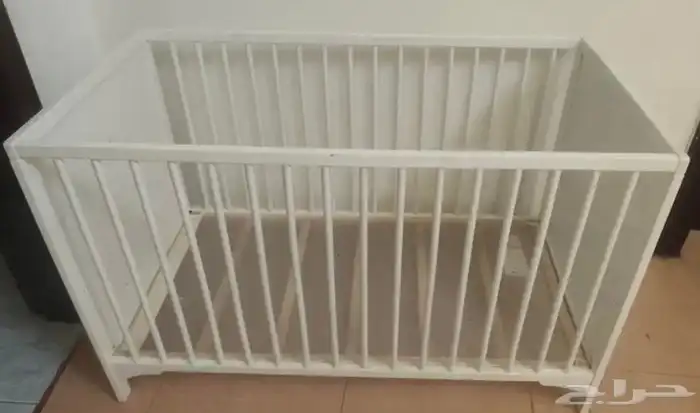 سرير اطفال ابيض ايكيا بحالة جيدة للبيع مع المرتبة 2