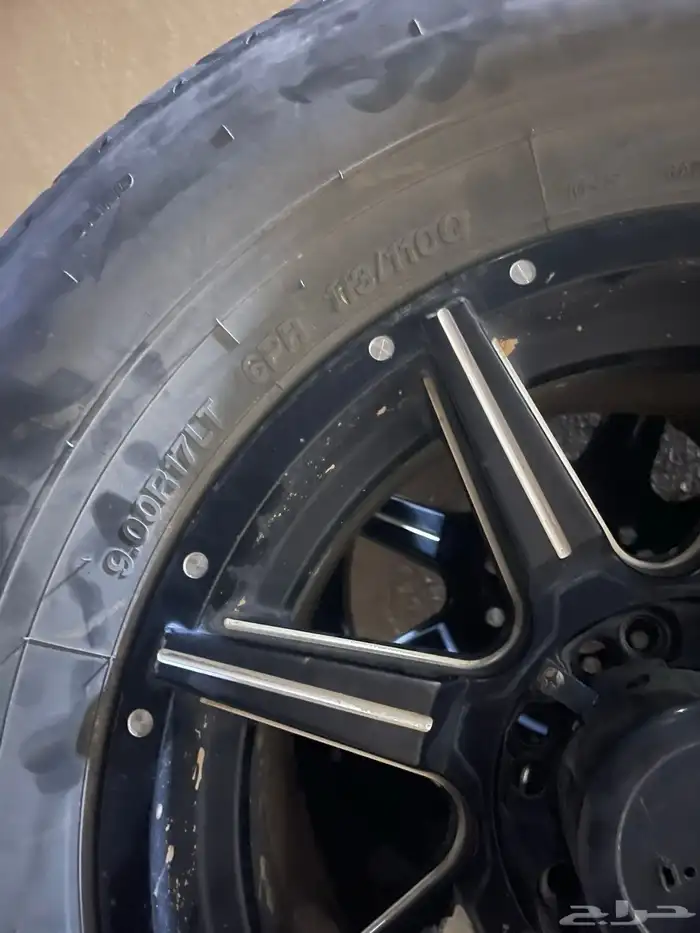 كفرات شاهين 17 مع جنوط انضاف ركبات على جيب نيسان 1