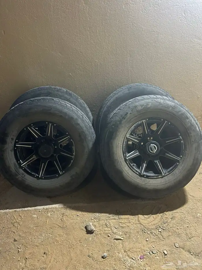 كفرات شاهين 17 مع جنوط انضاف ركبات على جيب نيسان 5