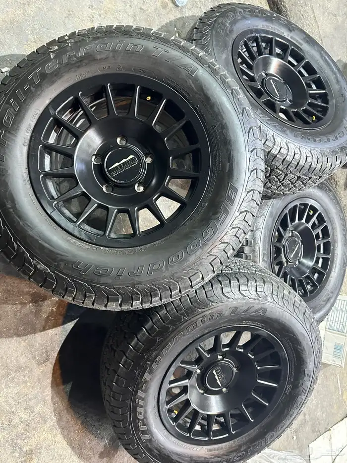 جنوط ميثود 5 مسمار اصلي مع كفرات ربع حجري امريكي مقاس 17جيب 38