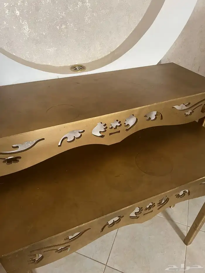 طاولة ضيافه معها 4 طاولات خدمة وطاولتين استقبال 4