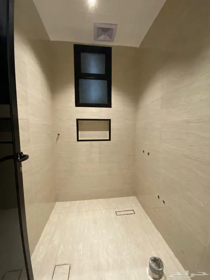 ادوار فاخرة بمساحه واسعه وسطوح مستقل بحى المطار 6