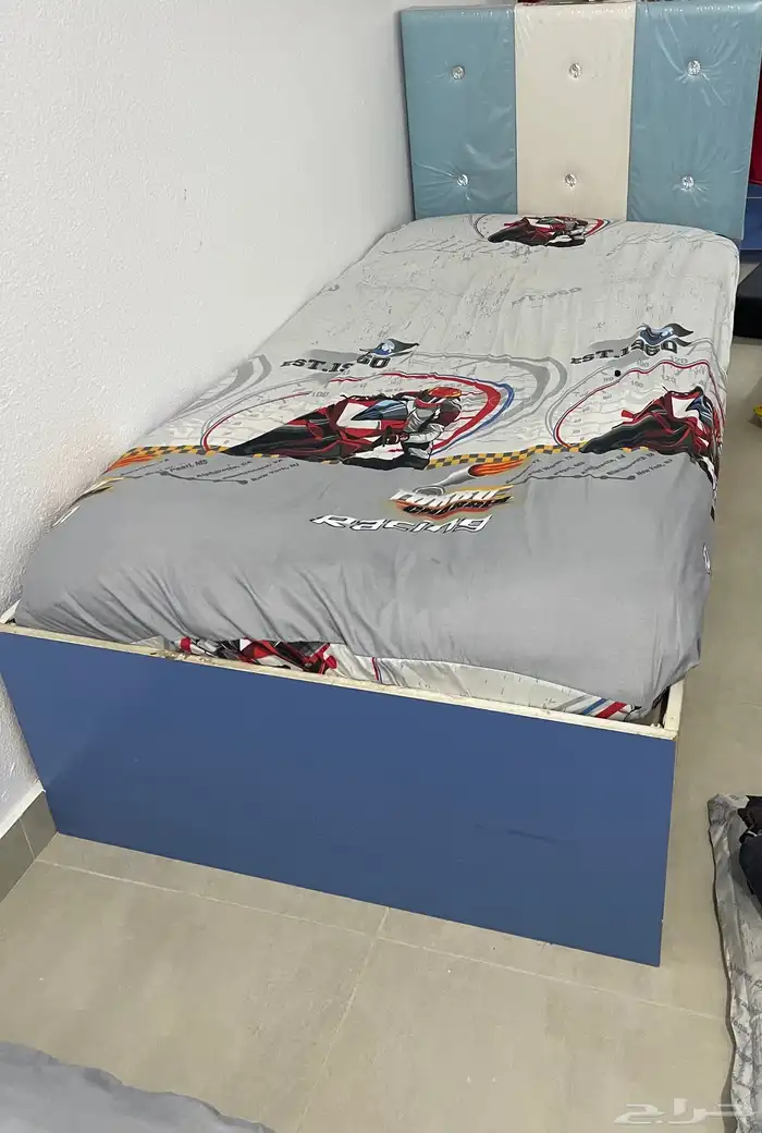 3كراسي بدون اي عيوب غير واحد عليه قلم حبر 1