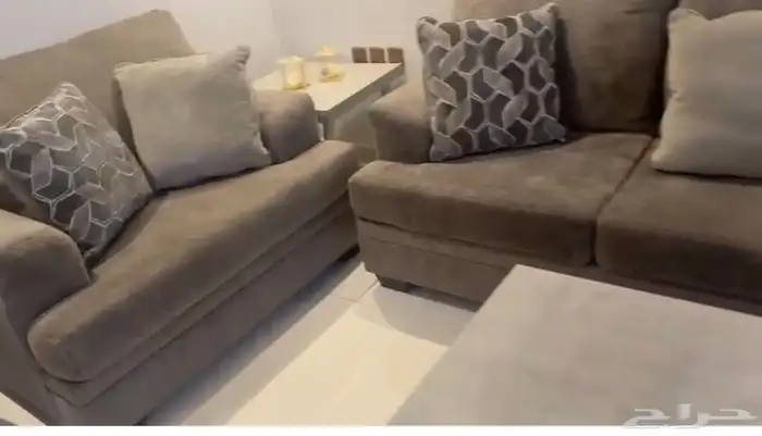 طقم كنب آشلي فخم شبه جديد وكالة  مع طقم طاولات 1