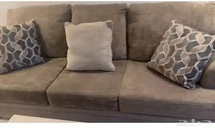 طقم كنب آشلي فخم شبه جديد وكالة  مع طقم طاولات 0