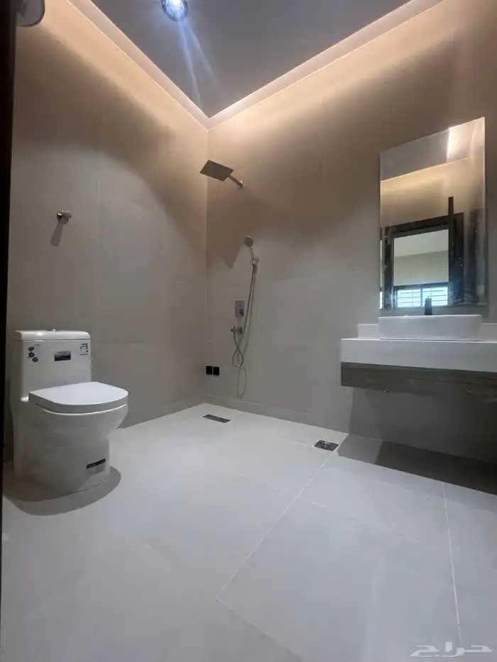 للبيع شقق علوية مع ملحق خاص بالسطح حي الحسام 16