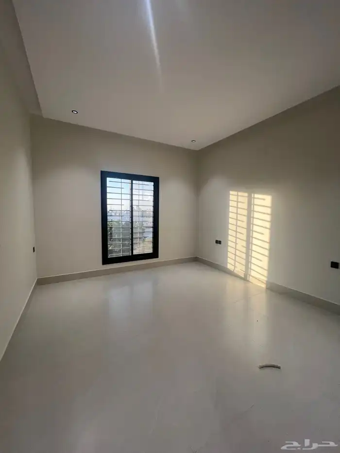 للبيع شقق علوية مع ملحق خاص بالسطح حي الحسام 14