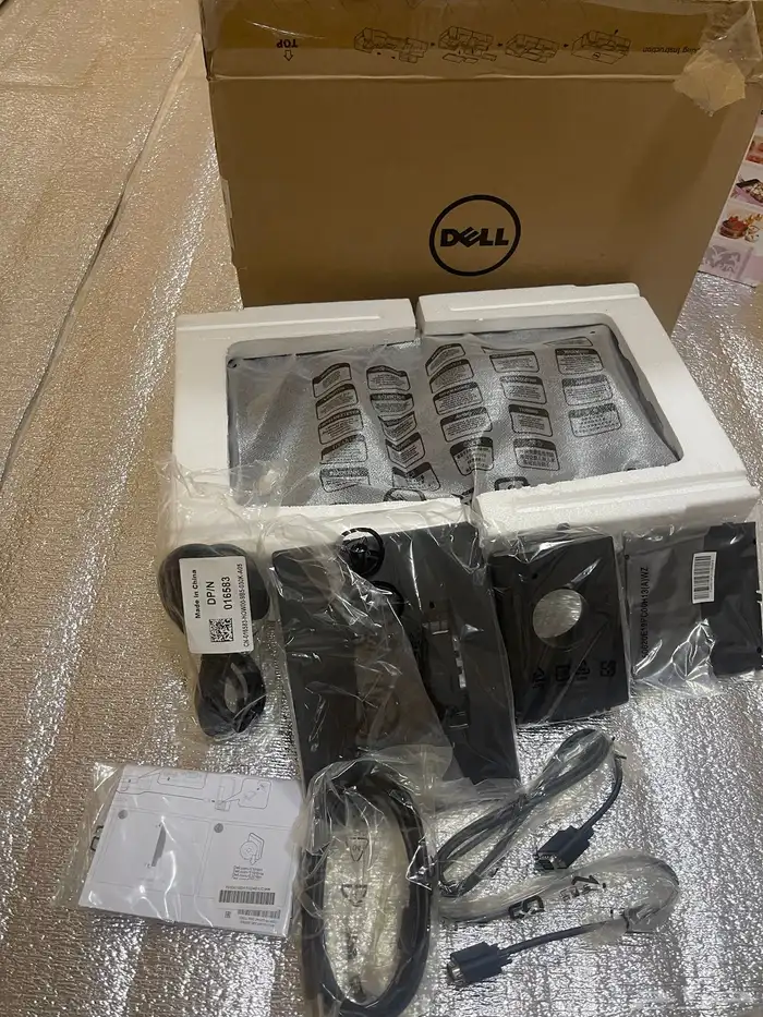 شاشة كمبيوتر شركة ديل 1