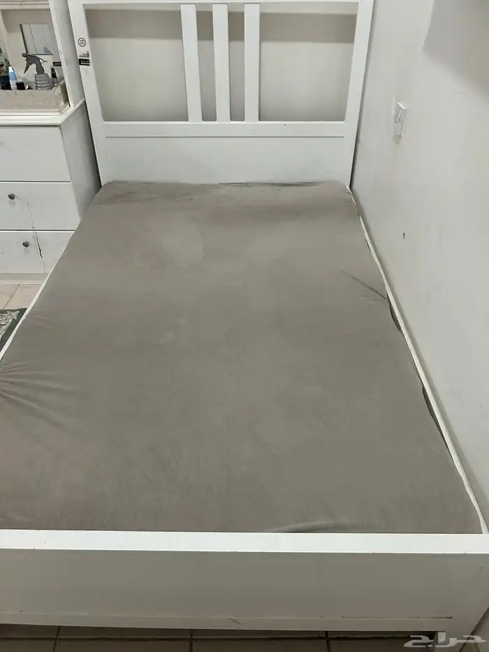 سرير وطاوله وعربيه 0