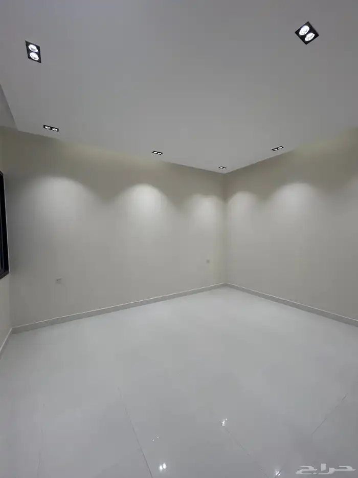 للبيع شقق علوية بسطح خاص بموقع مميز بجوار دوار التحليه 15