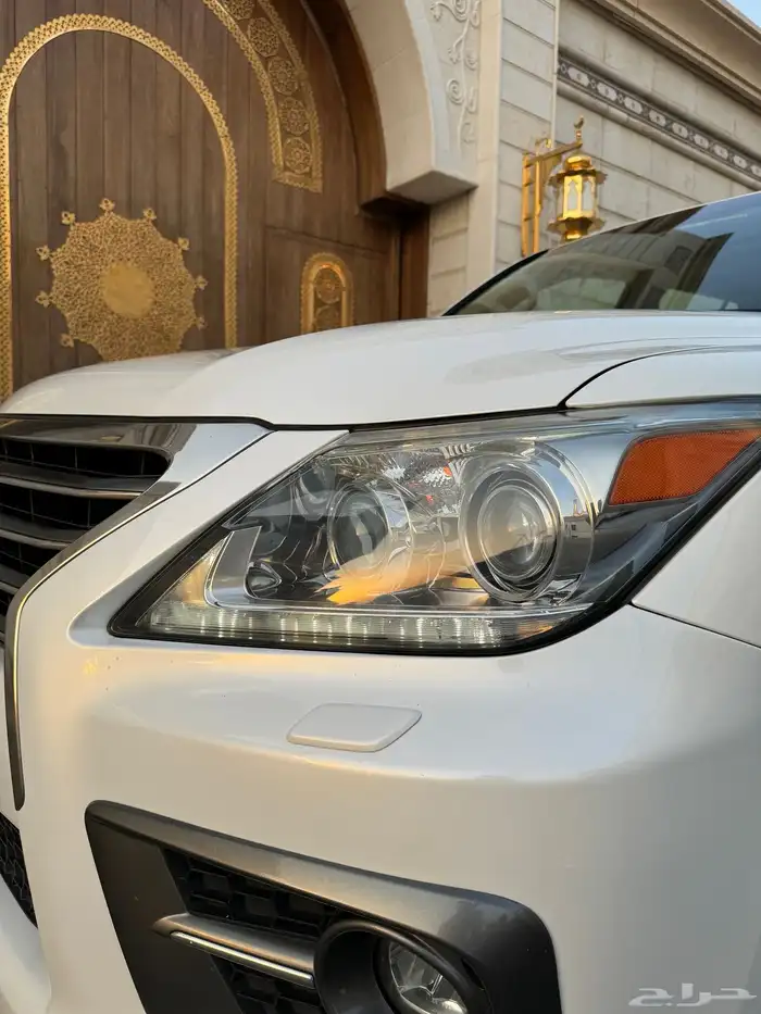 للبيع جيب لكزس LX 570 S 2014 شبه الجديد 10
