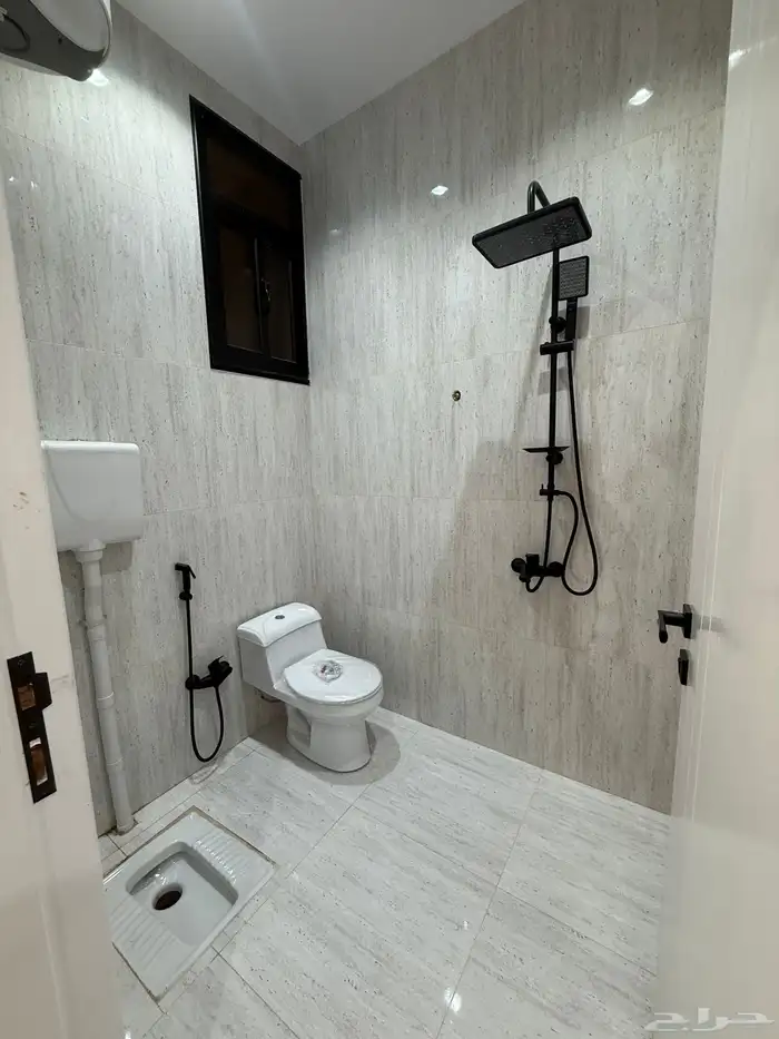 للبيع ارواف علويه بمداخل مستقل تماما حي الراقي وسط الخدمات 11