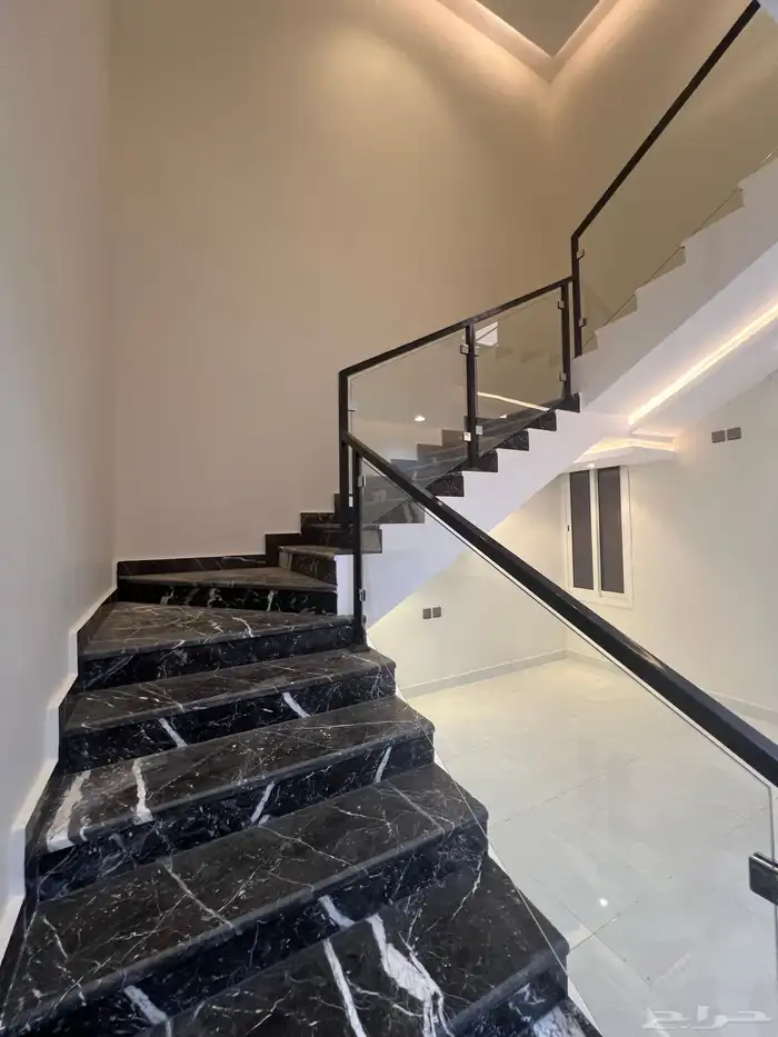 للبيع روف علوي فاخر موقع مميز و مساحة وسيعة حي العزيزية 15