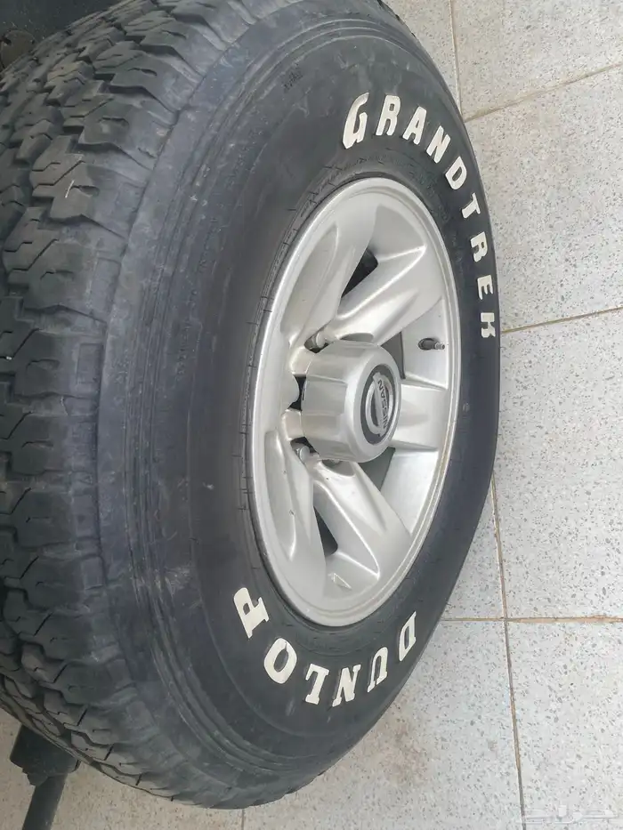 للبيع 4 جنوط فتك تجاري مع 4 كفرات 1