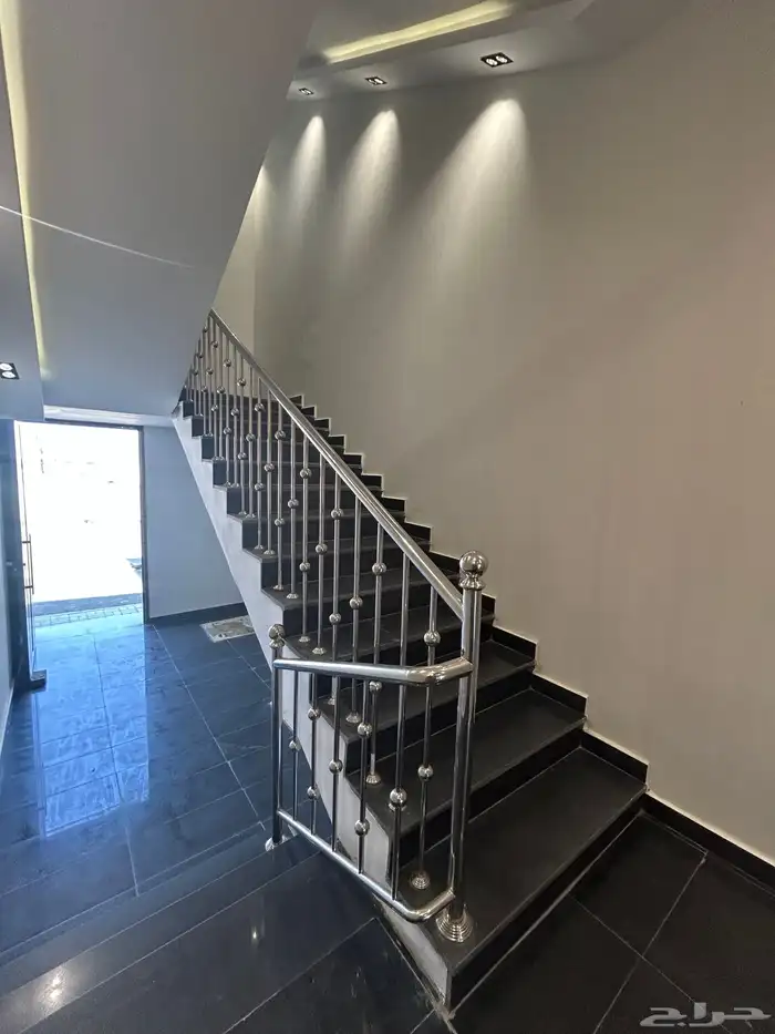 للبيع شقق علوية بسطح خاص بموقع مميز بجوار دوار التحليه 3