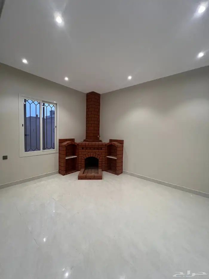 للبيع روف علوي فاخر موقع مميز و مساحة وسيعة حي العزيزية 17