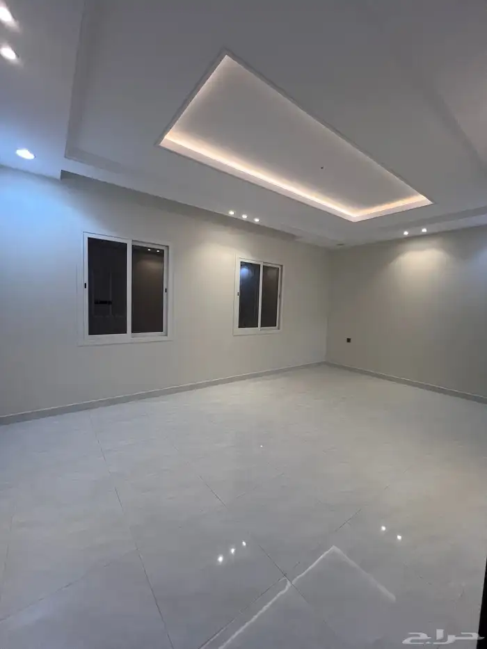 للبيع روف علوي فاخر موقع مميز و مساحة وسيعة حي العزيزية 5