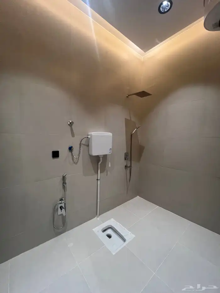 للبيع شقق علوية مع ملحق خاص بالسطح حي الحسام 20