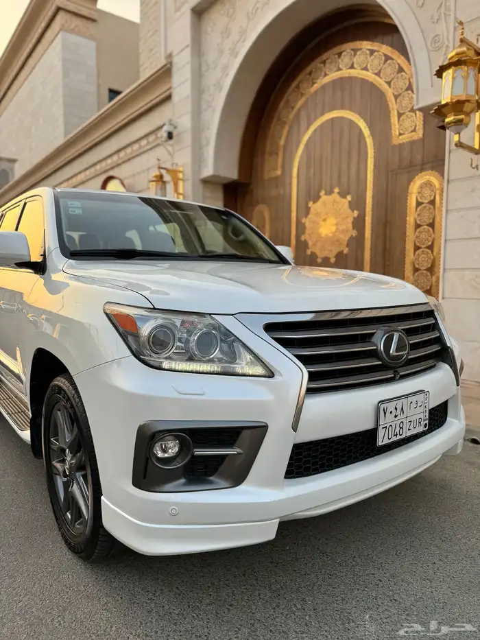 للبيع جيب لكزس LX 570 S 2014 شبه الجديد 26