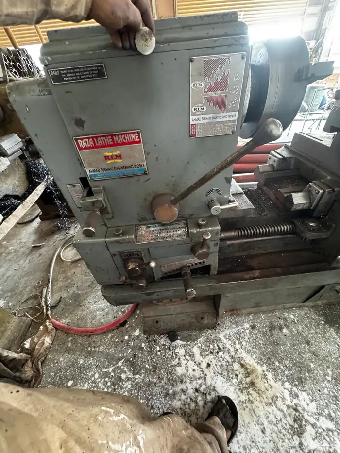 مكينة خراطة 2 متر الباكستانيه مع المعددات و اكسوارات كامله 4