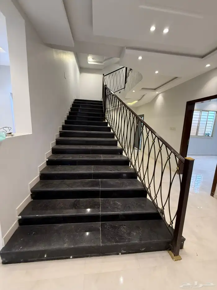 للبيع فيلا دورين وملحق بمشب ومسبح شمال خميس مشيط 850الف 15