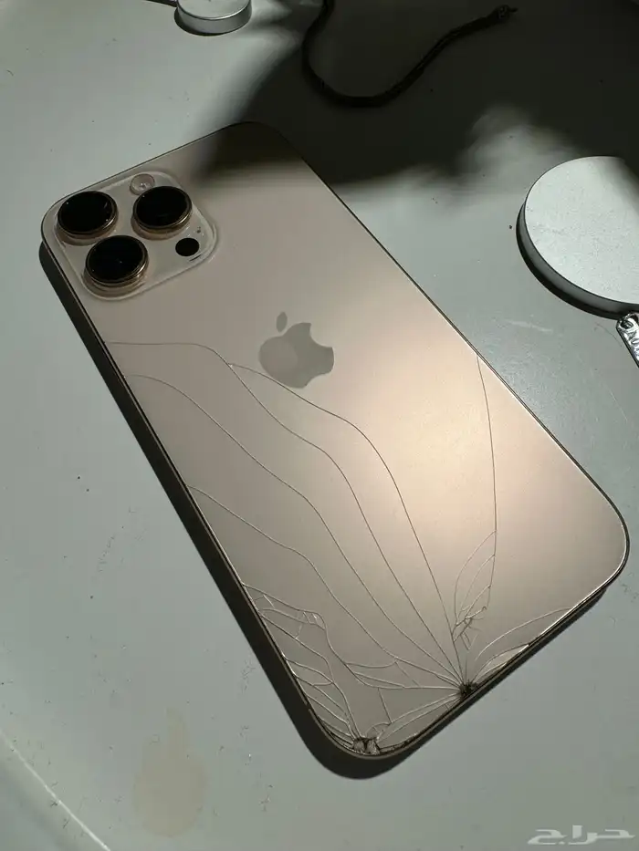 ايفون 16 برو ماكس مكسور خلفية 5