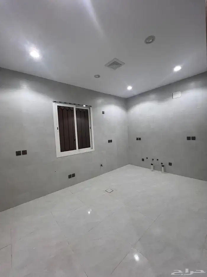 للبيع روف علوي فاخر موقع مميز و مساحة وسيعة حي العزيزية 9