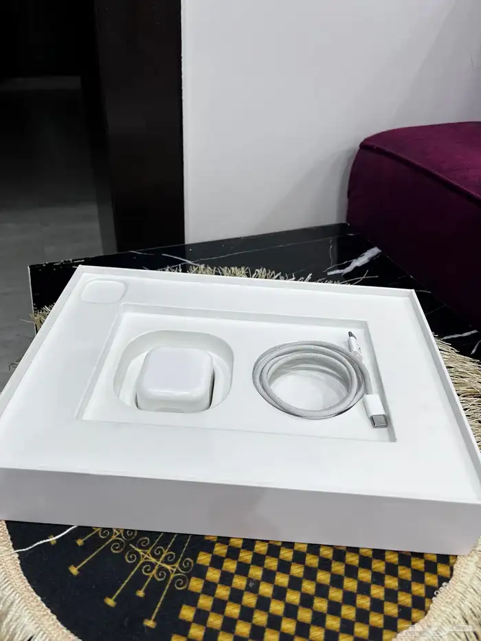 ايباد برو M4 شبه الجديد وكيبورد آبل 6