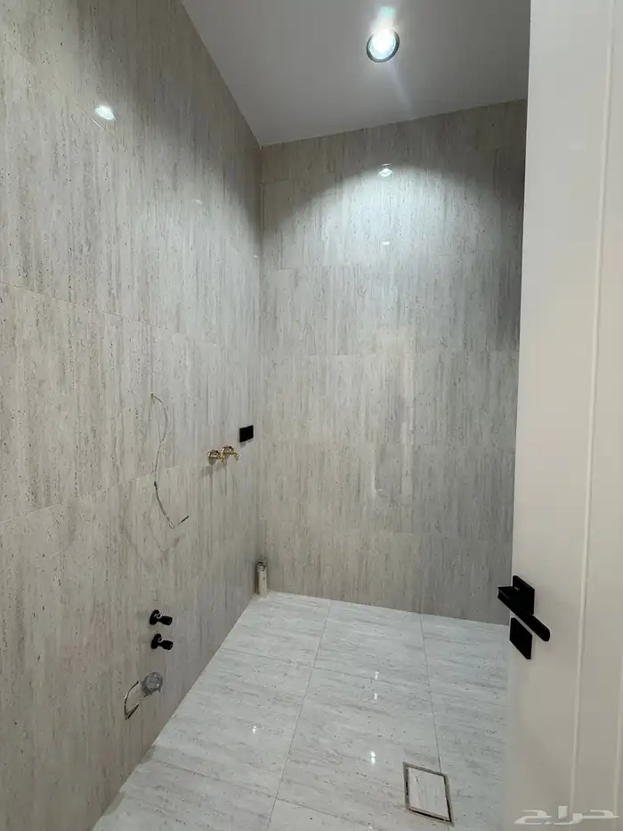 للبيع ارواف علويه بمداخل مستقل تماما حي الراقي وسط الخدمات 28