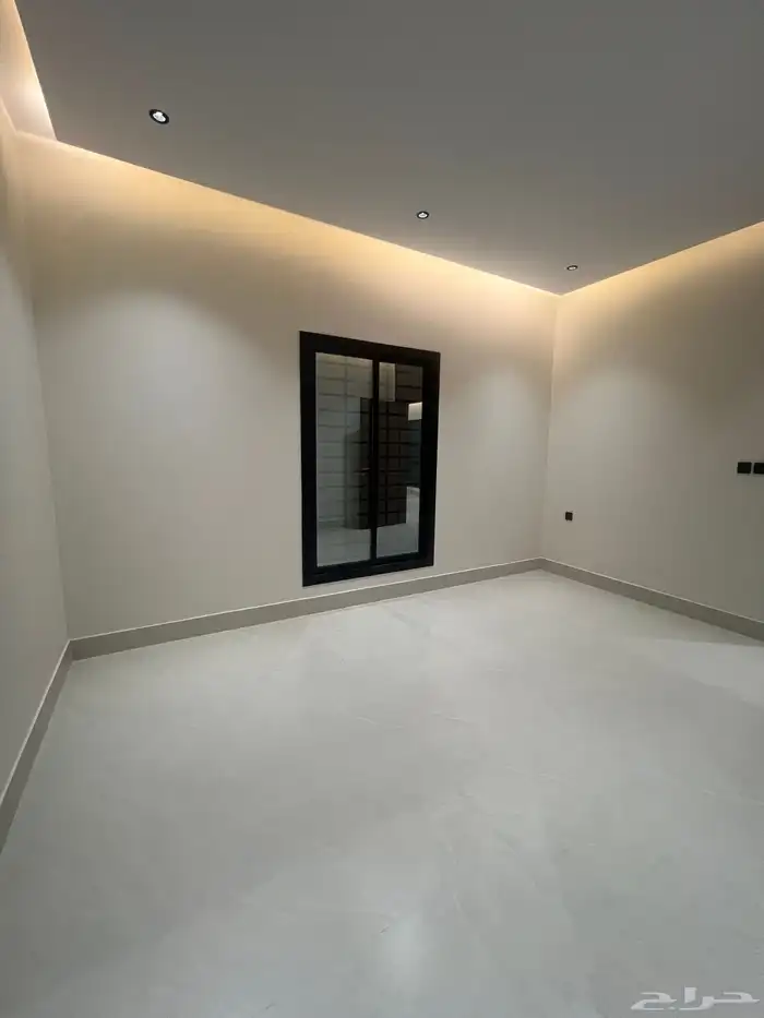 للبيع شقق علوية مع ملحق خاص بالسطح حي الحسام 5