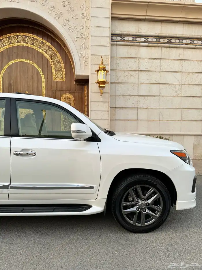 للبيع جيب لكزس LX 570 S 2014 شبه الجديد 24