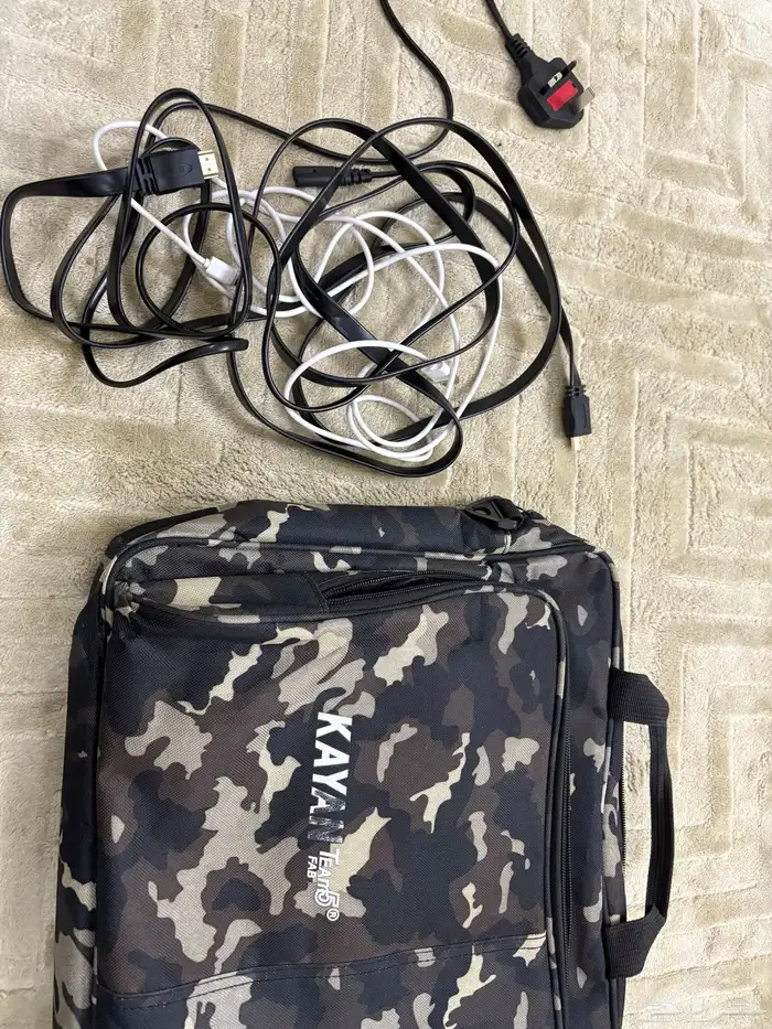 سوني 4 نضيف مع أسلاكه و معه يد 1